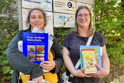 Caroline Kügler (links) und Kristin Nicolaus-Weiß haben sich mit Fachliteratur eingedeckt.