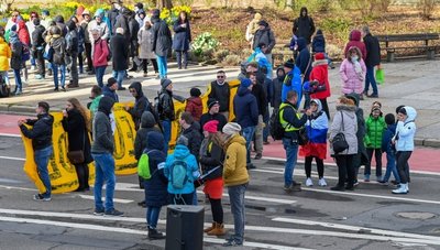 "An uns bricht eure Nadel" steht auf dem Banner. Von zunächst bis zu 350 Teilnehmern zogen letztlich etwa 90 durch die Innenstadt. 