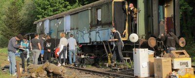Dieser alte Wagen aus dem Bestand des Eisenbahnmuseums Schwarzenberg kam den Requisiteuren für den achten Erzgebirgskrimi wie gerufen. Der Oldie wurde - als "Unterschlupf" ausstaffiert - zum Drehort. 