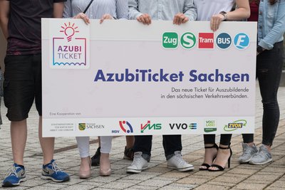 Azubis des Beruflichen Schulzentrums für Technik und Wirtschaft in Riesa mit einem Transparent zum künftigen Azubi-Ticket. 