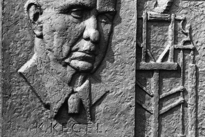 Dieses Relief von Karl Kegel gehörte zu den Werken von Gottfried Kohl, die an den Türstöcken auf dem Campus der TU Bergakademie Freiberg angebracht waren.