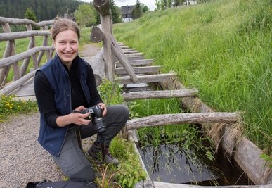 Umweltpraktikantin Carla Prüfer fotografiert unter anderem auch im Schwarzwassertal. 