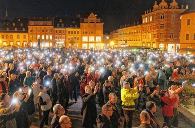Das Licht bleibt an: Etwa 1000 Menschen versammelten sich auf dem Marktplatz in Annaberg zum "2. Berggeschrey". Oberbürgermeister Rolf Schmidt forderte Diplomatie im Krieg: "Ich möchte, dass das Töten endet." 