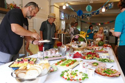 Der Buffettisch in der Küche des alten Lehngerichts war mit allerlei leckeren Speisen prall gefüllt.