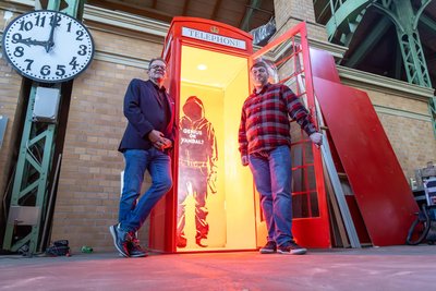 Burghard und Alexander Zahlmann (v. l.) haben die Banksy-Ausstellung nach Chemnitz gebracht. Noch stehen sie auf der Baustelle inmitten von Werkzeugen. Start ist am kommenden Freitag.