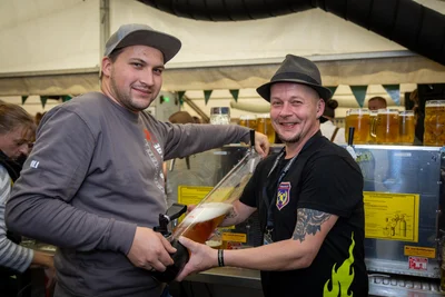 Um die Zapfsäule – eine Neuheit der diesjährigen Wiesn – zu befüllen, braucht es zwei Männer: Oliver Siegert (l.) und Dominik Mielke von der Feuerwehr Königswalde.