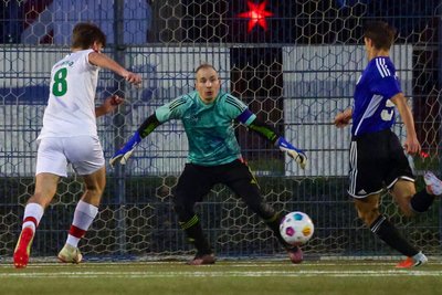 Immer voll fokussiert: Torhüter Sebastian Springer vom SV Mosel, hier im Spiel gegen den FSV Limbach-Oberfrohna (weiße Trikots).