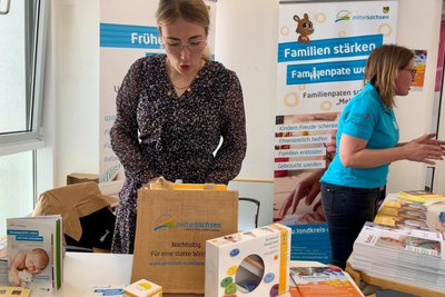 Lucy Zänker packt ein Begrüßungs- und Infopakete für werdende Eltern. Sie Familienlotsin beim Landkreis Mittelsachsen.
