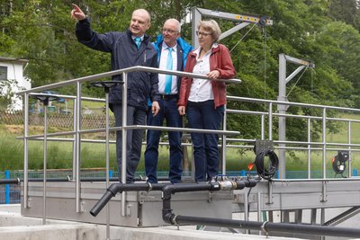 ZWW-Geschäftsführer Frank Kippig, Verbandschef Wolfgang Leonhardt und Elterleins Bürgermeisterin Annette Ficker beim Besichtigen der Kläranalge.