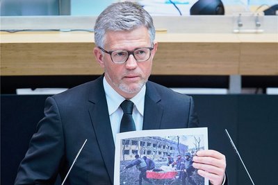 Andrij Melnyk, Botschafter der Ukraine in Deutschland. Er zeigt ein Bild vom Krieg in der Ukraine. 