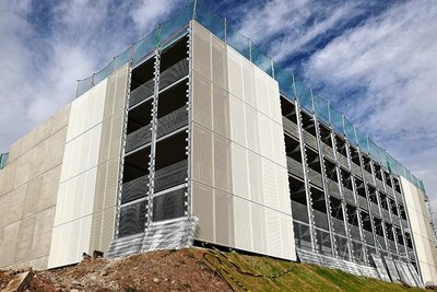 Ungewöhnliche Perspektive: Auch so präsentiert sich das Parkhaus, aber nicht von der Erlaer Straße aus. Der Blick auf die Rückseite bietet sich aus Richtung Uferstraße. 