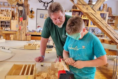 In einem Fabulix-Workshop können Zauberstäbe gedrechselt werden.