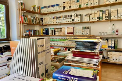 Das große Ausräumen: Einer der beiden Bibliotheksräume im Umweltzentrum.