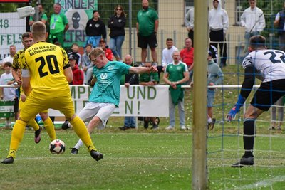 Jonas Bochmann (am Ball), hier im Pokalfinale vergangene Saison gegen Glauchau-Niederlungwitz, steht in seiner ersten Westsachsenligasaison bei sechs Treffern.