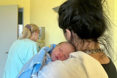 Miks Mama klärt mit einer Hebamme der Station letzte Formalien, danach geht’s nach Hause.