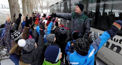 Kinder vor einem Schulbus