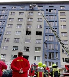 Drehleitereinsatz am Rosenhof. Ineiner Wohnung dieses Blocks hat es am Montagmorgen gegen 8.30 Uhr gebrannt. 