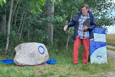 Zehn Jahre stand Heinz-Werner Lehmann dem Verein Sächsischer Jakobsweg vor. Für seine Verdienste wurde der Dresdner zur Einweihung des Wegzeichens bei Freiberg ausgezeichnet. Er pilgerte nach eigenen Worten insgesamt etwa 4000 Kilometer.