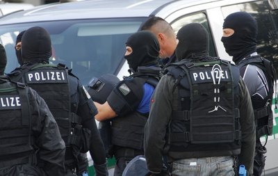 Beamte der Polizeidirektionen Chemnitz-Erzgebirge und Südwestsachsen sowie Spezialkommandos haben am Mittwoch in einer mehrstündigen Übung die Reaktion auf einen Banküberfall mit Geiselnahme trainiert. Ausgangsort war die Filiale der Bundesbank an der Zschopauer Straße. 