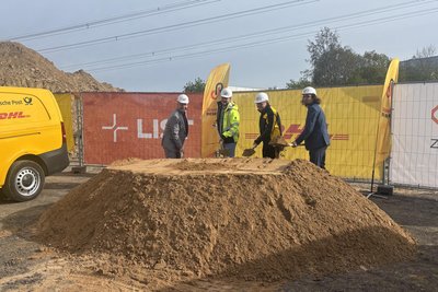 Nach dem symbolischen ersten Spatenstich (Foto) für den neuen Zustellstützpunkt von Deutscher Post und DHL in Freiberg laufen jetzt die Arbeiten auf dem Areal nahe der B 101.