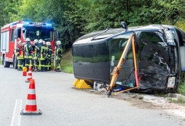 Dieser VW kam am Sonntag zwischen Hormersdorf und Gornsdorf von der Fahrbahn ab. 