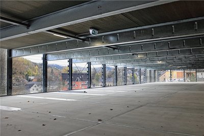 Restarbeiten erforderlich: Auf den sieben Ebenen des Parkhauses müssen noch Markierungen, Nummern und Schilder angebracht werden.  