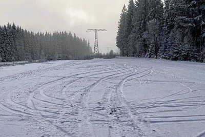 Reifenspuren auf der Grünbacher Loipe. Unbekannte sind mit Autos auf die präparierte Fläche gefahren und haben die Schneeauflage zerstört. 