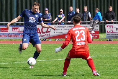 In dieser Szene und auch bei einem Angriff wenig später scheitert Max Flade allein vor dem Gäste-Keeper. Da er zuvor aber per Kopf zum 2:1 getroffen hatte, ging das entscheidende Tor dennoch auf sein Konto.