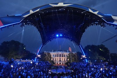 Die gewaltige Kuppelkonstruktion namens "The Claw" (die Kralle) lässt sogar das Weiße Haus klein wirken. 