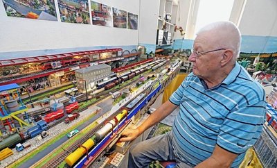Karlheinz Wächtler mit der grandiosen Modellbahnlandschaft im ehemaligen Kinderzimmer. 