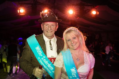 Sie sind das Wiesn-Paar 2025: Miss Dirndl Melanie Fiedler und Mister Lederhose Karlheinz Grimm.