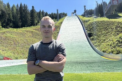 Das Foto zeigt Tim Kopp im Schanzenauslauf der Sparkassen Vogtland Arena Klingenthal.