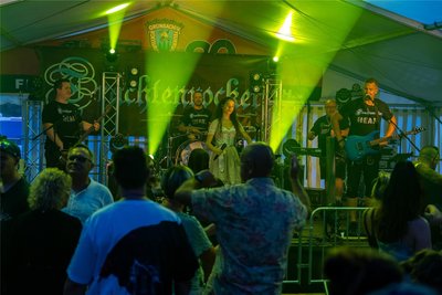 Partyband auf der Bühne: Die Trachten-Rocker sorgten am Samstag für Stimmung.