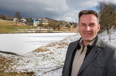 Das Foto zeigt Martin Wittig am alten Freibad unterhalb des 2002 geschlossenen Spaßbades in Seiffen. An dieser Stelle soll in diesem Jahr ein Regenrückhaltebecken entstehen. Es ist eines der größern Projekte, die sich die Kommune 2018 vorgenommen hat.