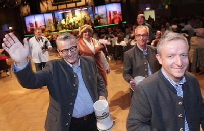 Günther Spindler, Thomas Münzer und Sternquell-Chef Jan Gerbeth (von links) hatten im Oktober zum 29. Bockbierfest eingeladen. Bis solch eine Sause wieder stattfinden kann, wird es noch einige Monate dauern.