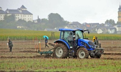 Am Fuße der Augustusburg ist am Samstag die Regionalmeisterschaft des Erzgebirges im Leistungspflügen über den Acker gegangen.