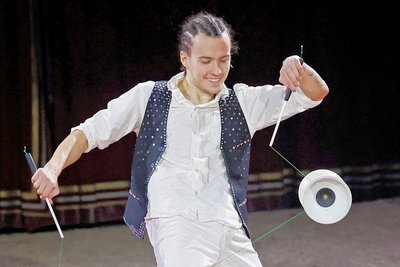 Yaroslav aus der Ukraine begeisterte das Publikum mit einer anspruchsvollen Diabolo-Jonglage.