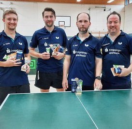Dicke Überraschung: René Wolf (2. v. r.) hat sich im Finale des Lugauer Vereinsturniers gegen Daniel Spille (l.) durchgesetzt. Dritter wurde Kevin Berndt (2. v. l.) vor Tommy Engelhardt. 