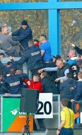 Dirk Heide - Als sich im vergangenen Derby des FCE Aue in Chemnitz die Fans mit Bierbechern bewarfen, konnten Security-Leute deeskalieren. 