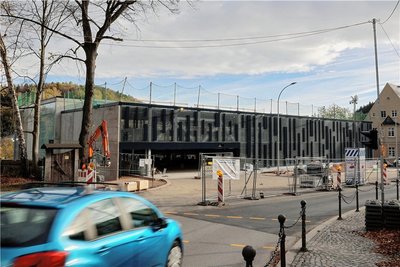 Ampel regelt Verkehr: Da auch vor dem Parkhaus noch gearbeitet wird, ist hier der Durchgangsverkehr auf der Erlaer Straße derzeit nur auf einer Fahrspur möglich. 