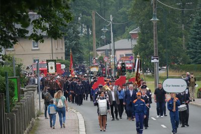 Die Kirmes begann am Freitag mit einem großen Festumzug. Zwei Blaskapellen, historische und moderne Feuerwehrfahrzeuge und die Grünbacher Vereine feierten den Auftakt und das 110-jährige Jubiläum der Feuerwehr.