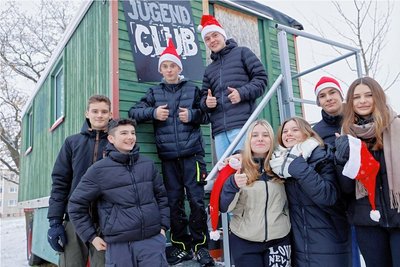 Die Theumaer Jugend hat einen neuen Treffpunkt. Am Samstag erhielten die jungen Leute vom Vorstand der Initiative Theuma den Schlüssel für den instandgesetzten ehemaligen Verkaufswagen.