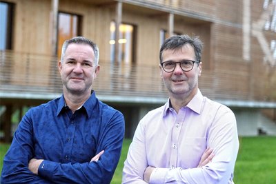 Die Chefs der Leipziger Firma Kältepunkt Plus GmbH André Buder (l.) und Michael Frenzel vor dem neuen Firmensitz in Borsdorf.