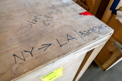 Noch sind die Kunstwerke gut verpackt. Nur eine extra befugte Person darf die verplombten Transportkisten öffnen.