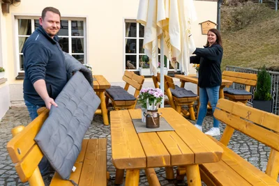 Agnieszka Gmur und Markus Schäker haben bereits den Außenbereich am „Huthaus zum Molchner Stolln“ für die Eröffnung hergerichtet.