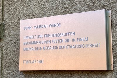 An der Fassade erinnert eine Tafel an die Geschichte des Hauses.