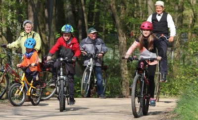 Zum Radlerfrühling  ging es am Wochenende in Waldenburg erstmals an der Glänzelmühle durch den Grünfelder Park. Dabei kamen sowohl moderne wie auch historische Räder zum Einsatz