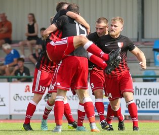 Riesenjubel: Flöhas Robin Klinner hat gerade den Treffer zum 3:1 gegen den favorisierten HFC Colditz markiert. Am Ende hieß es 3:2, und Aufsteiger TSV Flöha hatte den ersten Dreier auf seinem Konto. 