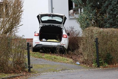 Der Mercedes fuhr gegen eine Hauswand.