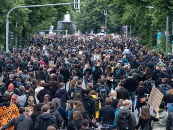 Teilnehmer während einer "Silent Demo" auf der Albertstraße in Dresden.